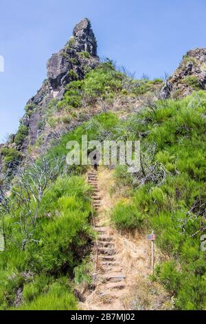 Wanderweg Madeira Berglandschaft spektakuläre Aussicht Horizont blauer Himmel Outdoor-Reisekonzept Stockfoto
