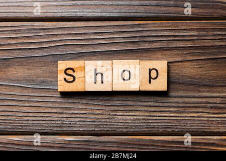 Shop Wort auf Holz Block geschrieben. shop Text auf Holz- Tabelle für Ihr Design, Konzept. Stockfoto