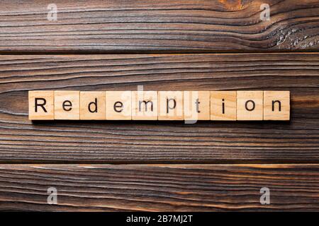 Erlösung Wort auf Holz Block geschrieben. Erlösung text auf Holz- Tabelle für Ihr Design, Konzept. Stockfoto