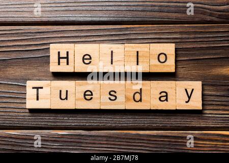 Hallo Dienstag Wort auf Holz Block geschrieben. Hallo Dienstag text auf Holz- Tabelle für Ihr Design, Konzept. Stockfoto