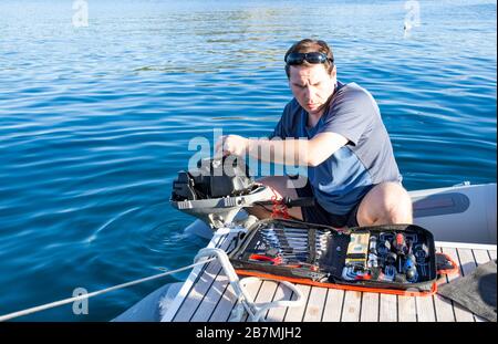 Sizilien / Italien - Segelschiff, Motorreparatur, Schlauchboot. Stockfoto