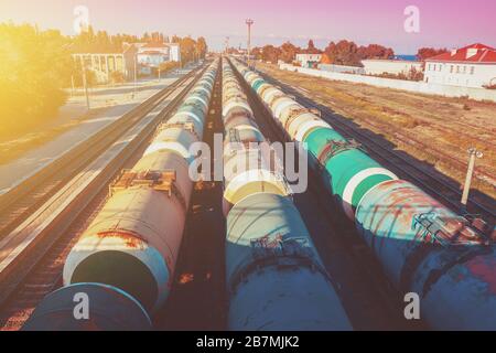 Tankzüge am Abend auf dem Bahnhof Stockfoto