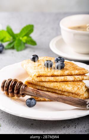 Köstliche hausgemachte Crepes oder Pfannkuchen Stockfoto