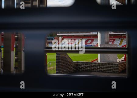 Blick auf Lamex Football Stadium, Broadhall Way, Stevenage hinter verschlossenen Türen. Stockfoto