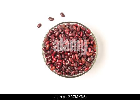 Körner roter Bohnen in einer auf Weiß isolierten Glasschale Stockfoto