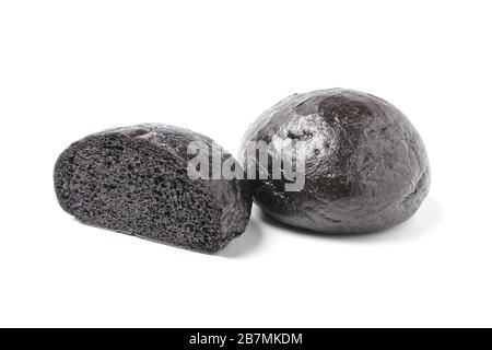 Schwarze Brötchen isoliert auf weißem Hintergrund Stockfoto