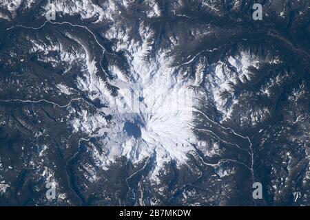 MOUNT RAINIER, USA - 19. Februar 2020 - Mount Rainier wird von der Internationalen Raumstation aus gesehen, als er 266 Meilen über Washington State USA umkreist Stockfoto