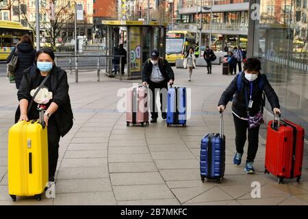 Passagiere, die Schutzmasken tragen, kommen in den Piccadilly Bahnhof in Manchester, am Tag nachdem Premierminister Boris Johnson die Menschen dazu aufforderte, sich von Kneipen, Clubs und Theatern fernzuhalten, Arbeiten Sie nach Möglichkeit von zu Hause aus, und vermeiden Sie alle nicht notwendigen Kontakte und Reisen, um die Auswirkungen der Coronavirus-Pandemie zu verringern. Stockfoto