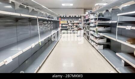 Leere Supermarktregale in Coton bei Leeds, Yorkshire, am Tag, nachdem Premierminister Boris Johnson die Menschen dazu aufforderte, sich von Kneipen, Clubs und Theatern fernzuhalten, möglichst von zu Hause aus zu arbeiten und alle nicht notwendigen Kontakte zu vermeiden und zu reisen, um die Auswirkungen der Coronavirus-Pandemie zu verringern. Stockfoto