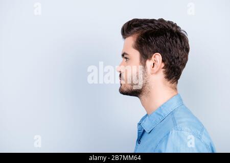 Seitenansicht Porträt des modischen, gutaussehenden Mannes in modischem Jeans-Hemd Stockfoto