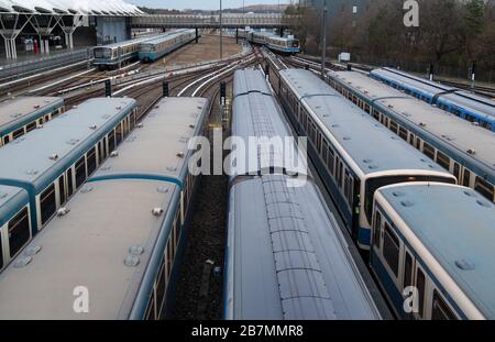 München, Deutschland. März 2020. U-Bahn-Züge der Münchner Verkehrsgesellschaft (MVG) befinden sich in einem Depot in Fröttmaning. Credit: Sven Hoppe / dpa / Alamy Live News Stockfoto