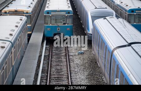 München, Deutschland. März 2020. U-Bahn-Züge der Münchner Verkehrsgesellschaft (MVG) befinden sich in einem Depot in Fröttmaning. Credit: Sven Hoppe / dpa / Alamy Live News Stockfoto