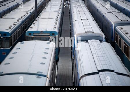 München, Deutschland. März 2020. U-Bahn-Züge der Münchner Verkehrsgesellschaft (MVG) befinden sich in einem Depot in Fröttmaning. Credit: Sven Hoppe / dpa / Alamy Live News Stockfoto