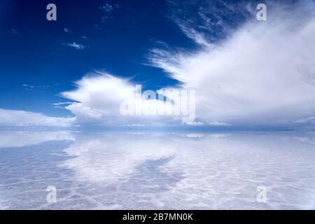 Spektakuläre Wolken auf den Salzebenen von Salar de Uyuni Bolivien Stockfoto