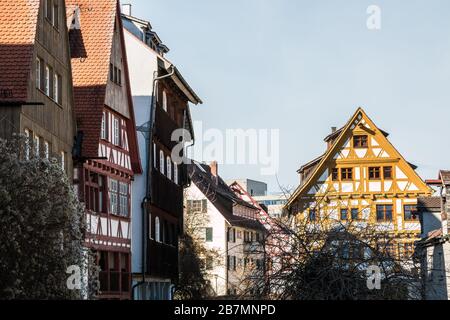 Alte historische Gebäude in der Altstadt in der Nähe des Flusses Stockfoto