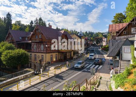 Szklarska Poreba, Polen - 12. September 2019: Blick auf die Hauptstraße der Stadt Szklarska Poreba, einem bekannten Touristenort im Riesengebirge Stockfoto