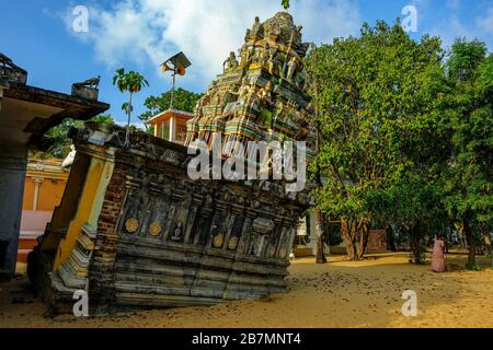 Batticaloa, Sri Lanka - Februar 2020: Frau, die am 13. Februar 2020 in Batticaloa, Sri Lanka, im buddhistischen Tempel des Thiruchendur Murugan Alayam fegt Stockfoto