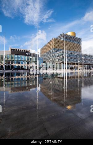 Bibliothek spiegelt sich in einem Wasserfeature auf dem Centenary Square in Birmingham City, West Midlands England UK wider Stockfoto