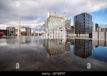 Bauprojekte, die sich in einem Wasserwerk auf dem Centenary Square in Birmingham City, West Midlands England UK widerspiegeln Stockfoto