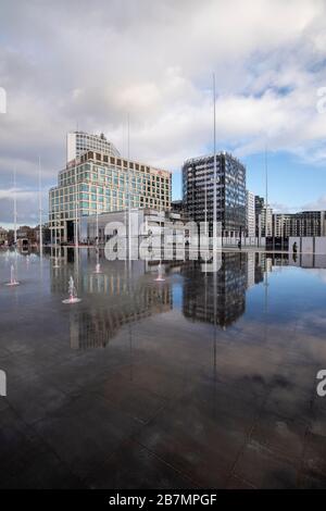 Bauprojekte, die sich in einem Wasserwerk auf dem Centenary Square in Birmingham City, West Midlands England UK widerspiegeln Stockfoto