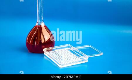 Bluttest-Petrischale für medizinische Geräte, Mehrkanalpipette, die die Lösung aus 96-Well-Platten für die medizinische Forschung abzieht Stockfoto