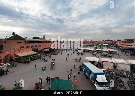 Blick auf den großen Platz Djemaa el Fna in Marrakesch, Marokko Stockfoto