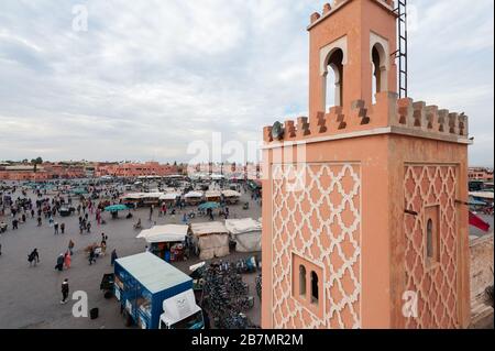 Blick auf den großen Platz Djemaa el Fna in Marrakesch, Marokko Stockfoto