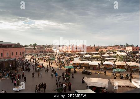 Blick auf den großen Platz Djemaa el Fna in Marrakesch, Marokko Stockfoto