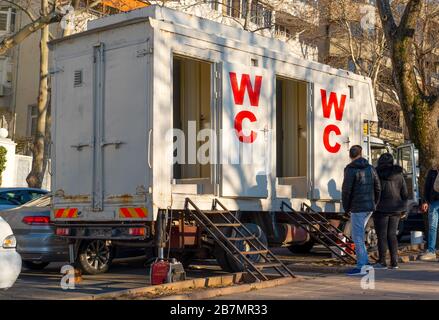 Mobile Toiletten LKW geparkt in einer belebten Straße für eine Veranstaltung in der Stadt Stockfoto
