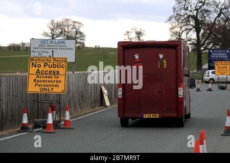 Eine allgemeine Ansicht eines Zeichens, das aufgrund des Ausbruchs des Coronavirus auf der Rennbahn Wetherby keinen öffentlichen Zugang sagt. Stockfoto