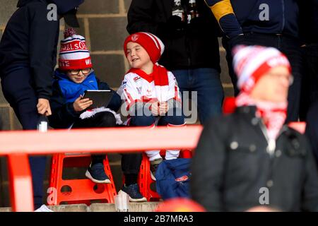 Junge Hull KR-Fans auf der Tribüne Stockfoto