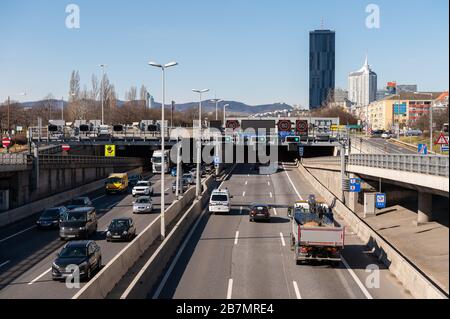 Wien, Österreich - 5. März 2020: Verkehr auf der AUTOBAHN A22 in Wien an einem sonnigen Tag im Frühjahr. Dies ist einer der wichtigsten Transitstrecken Wiens Stockfoto