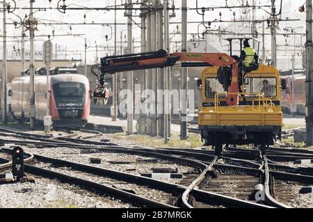 Laibach, Slowenien - 17. März 2020: Arbeiter mit Kran, die die Eisenbahnwartung am Bahnhof in Laibach, Slowenien, durchführen Stockfoto