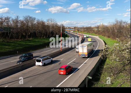 Wien, Österreich - 12. März 2020: Verkehr auf der AUTOBAHN A23 in Wien (Österreich) an einem sonnigen Tag im Frühjahr. Diese Autobahn, die auch als Südos bezeichnet wird Stockfoto