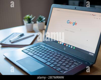 März 2020, Großbritannien: Google-Suchmaschine auf der Homepage von HP chromebook Stockfoto