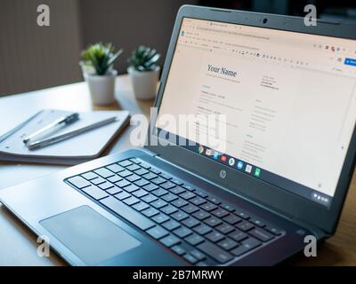 März 2020, Großbritannien: Persönliches Dokument CV auf dem Bildschirm auf Laptop zu Hause mit Notizblock Stockfoto