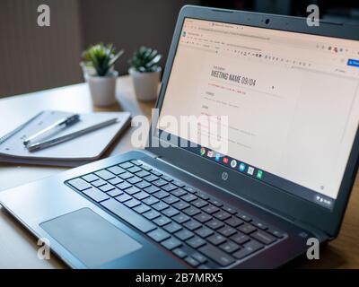 März 2020 Großbritannien: Notizen zum chromebook Notebook-Bildschirm zu Hause Stockfoto