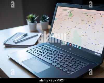 März 2020 Großbritannien: Google Maps Leeds auf Chromebook OS Laptop arbeitet von zu Hause aus Stockfoto