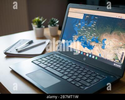 März 2020 Großbritannien: Kontinentales Google Maps Satellite View Laptop Chromebook Stockfoto