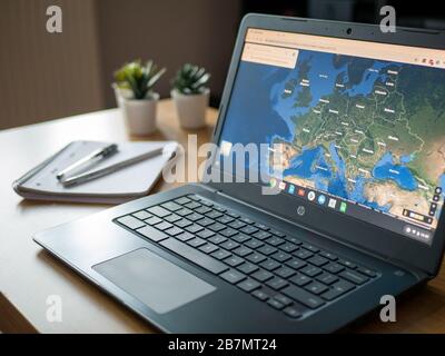 März 2020 Großbritannien: European Satellite View auf Google Maps App Chromebook Chrome OS Laptop Stockfoto