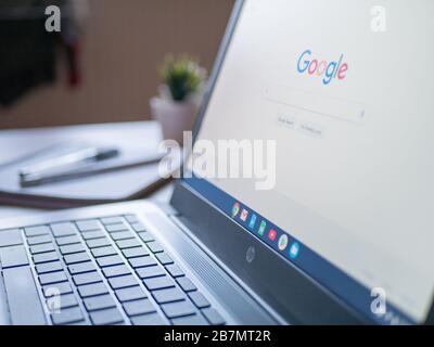 März 2020 Großbritannien: Hintergrundsuche auf dem Google-Startbildschirm mit Desktop-Umgebung und Notizblock Stockfoto