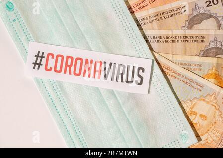 Corona-Virus-Auswirkungen auf das bosnische Wirtschaftskonzept, Banknoten mit medizinischer Maske Corona-Virus Kovid-19 Stockfoto