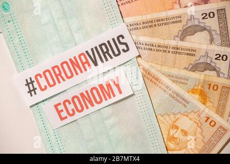 Corona-Virus-Auswirkungen auf das bosnische Wirtschaftskonzept, Banknoten mit medizinischer Maske Corona-Virus Kovid-19 Stockfoto