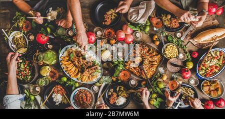 Flat-lay von Familiengerichten mit türkischer Küche, breite Zusammensetzung Stockfoto