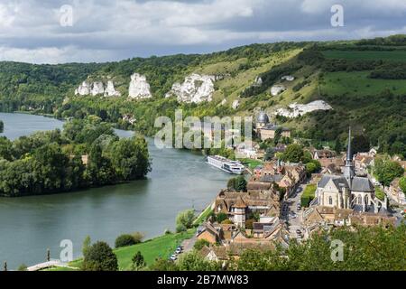 Malerische Aussicht auf eine kleine europäische Stadt an der seine in der Gemeinde Les Andelys, Normandie, Frankreich. Die Ruhe des Lebens in Europa. Stockfoto