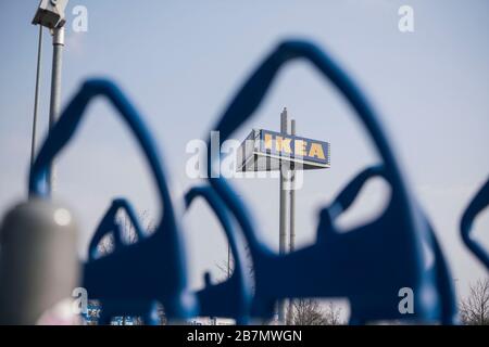 17. März 2020, Hessen, Wallau: Bis auf weiteres ist die Filiale der Möbelkette Ikea am Standort des deutschen Firmensitzes in Wallau bei Wiesbaden geschlossen, vor der leere Einkaufswagen stehen. Foto: Frank Rumpenhorst / dpa Stockfoto