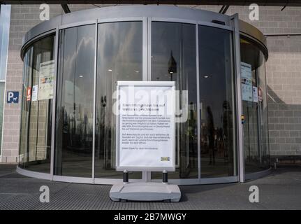 17. März 2020, Hessen, Wallau: Bis auf weiteres ist die Filiale der Möbelkette Ikea am Standort des deutschen Firmensitzes in Wallau bei Wiesbaden geschlossen. Foto: Frank Rumpenhorst / dpa Stockfoto