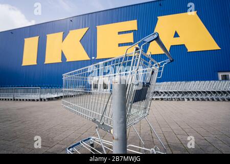 17. März 2020, Hessen, Wallau: Bis auf weiteres ist die Filiale der Möbelkette Ikea am Standort der deutschen Zentrale des Unternehmens in Wallau bei Wiesbaden geschlossen, vor der ein leerer Einkaufswagen steht. Foto: Frank Rumpenhorst / dpa Stockfoto