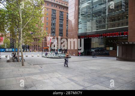 Martin Place im Central Business District in Sydney ist aufgrund des Ausbruchs von Coronavirus sehr leer, mit nur sehr wenigen Büroangestellten in der Umgebung, Sydney, Stockfoto