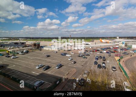 Ein Luftbild des Flughafens London Southend, Essex, Großbritannien, mit Parkplätzen, die aufgrund von COVID-19 Coronavirus leerer als sonst sind. Ebenen parkten auf Stockfoto